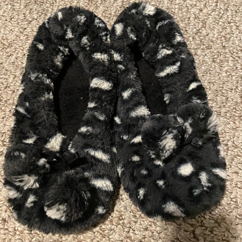 Black and White Slippers with Pom Poms - Brand New - Super Cute - Size 7 (ish)
